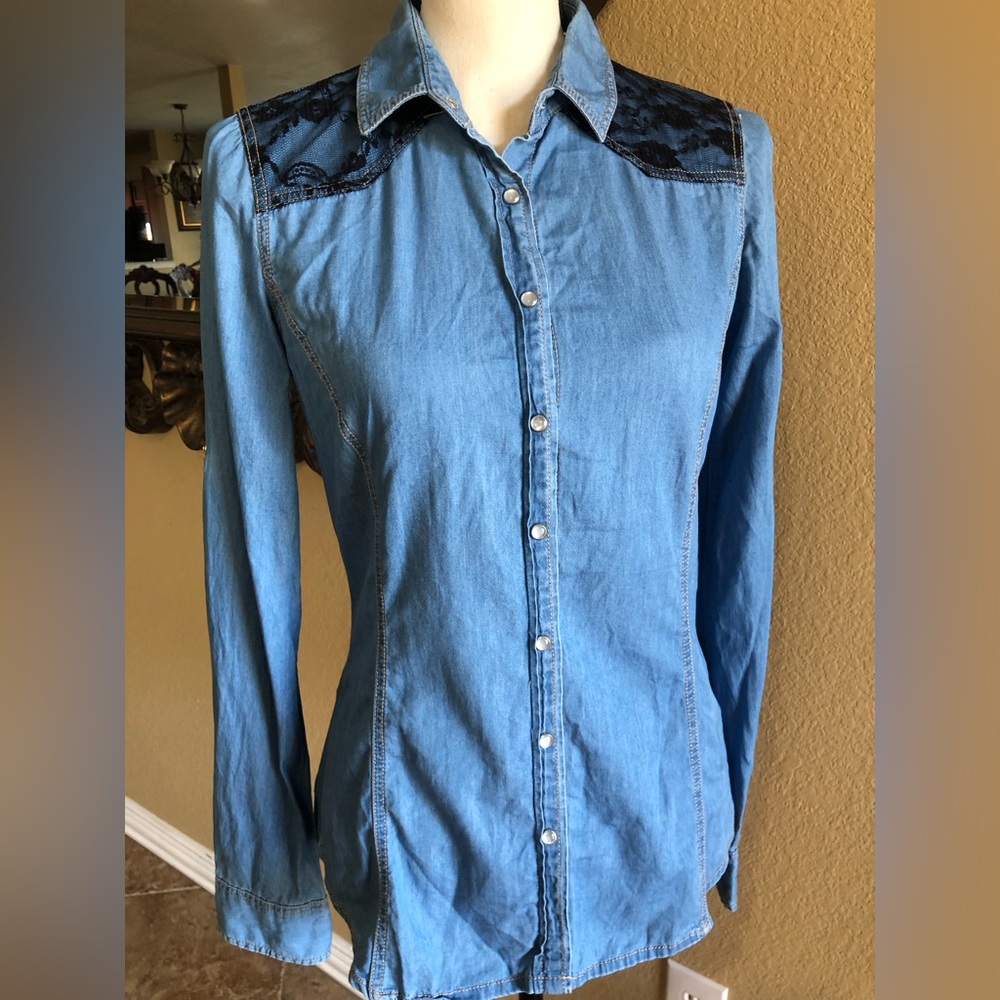 Forever 21 Women Blue Chambray Lace Shoulder Snap Button Down Denim Shirt Medium